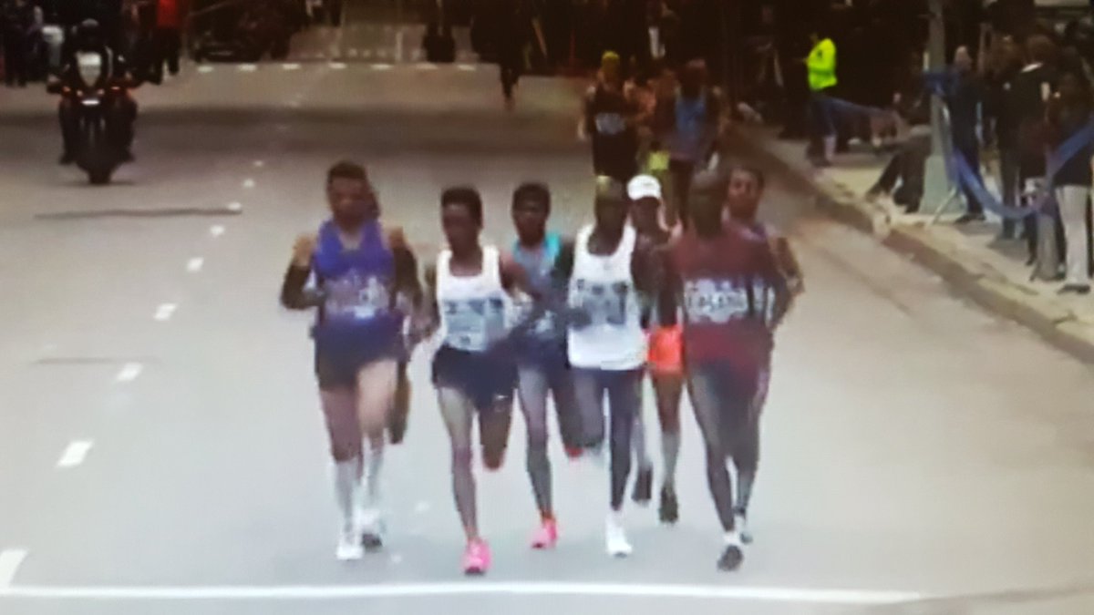 ATHLE_ch's tweet photo. Plus que 8 coureurs en tête du NYC Marathon... dont @run_tade 🇨🇭! #GoTade https://t.co/lt3Dx9ulNI