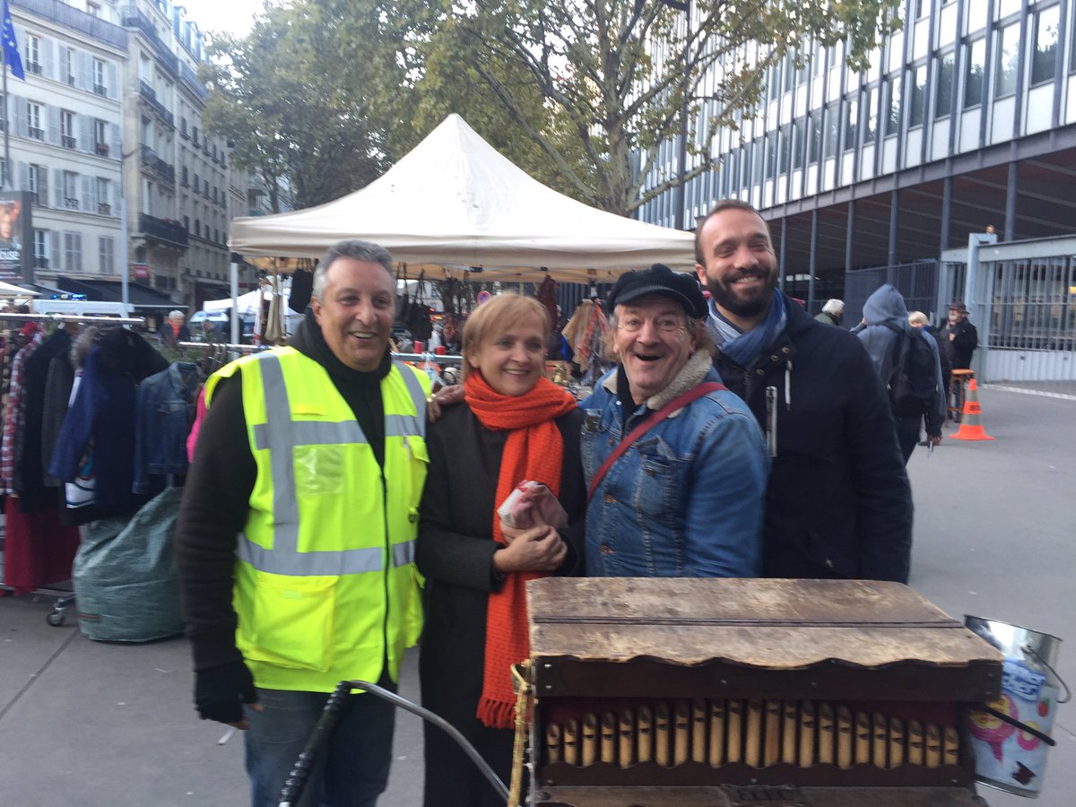 FBerthout's tweet photo. Un vide-grenier toujours aussi sympathique Place Jussieu, organisé par #Concept5 #paris5 cc : @benjamin_isare https://t.co/EQMeKGuoYu