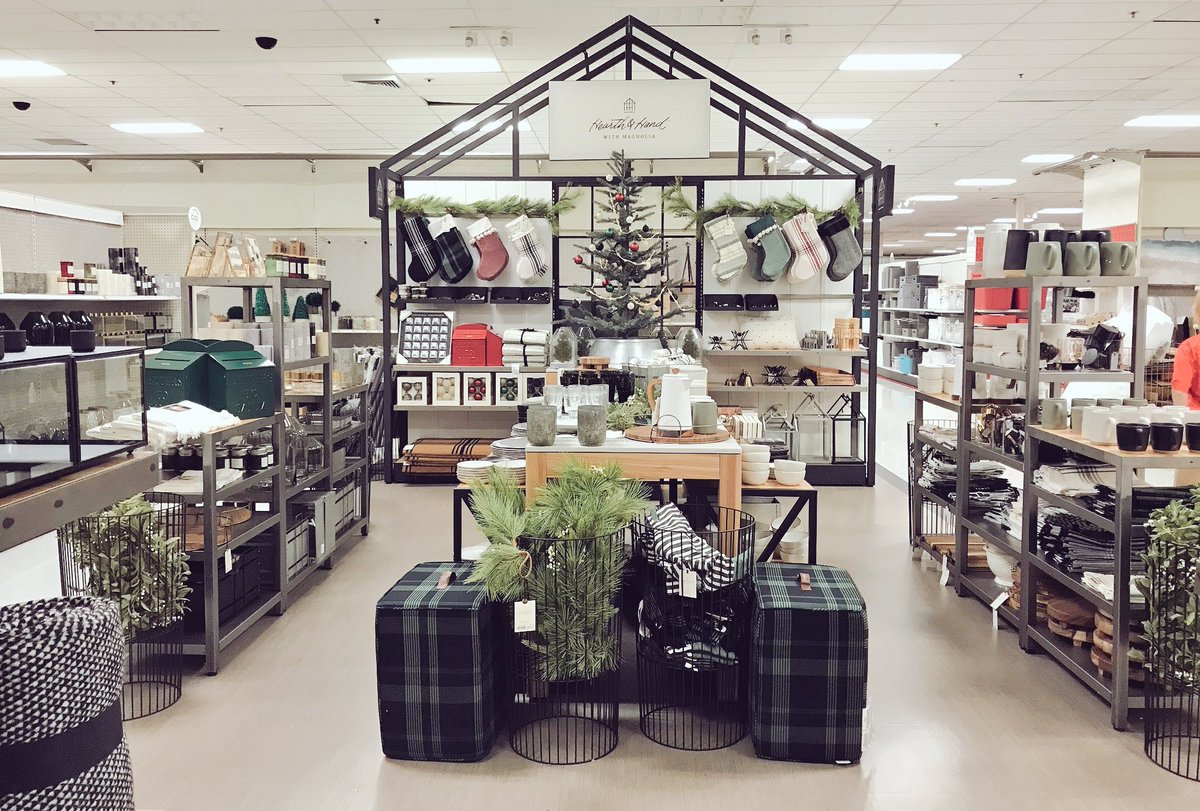 ClackPack346's tweet photo. We built America’s dream home in the middle of our store. @chipgaines and @joannagaines know what they’re doing, this set is pure magic 😍 https://t.co/b1ipsUkvZf