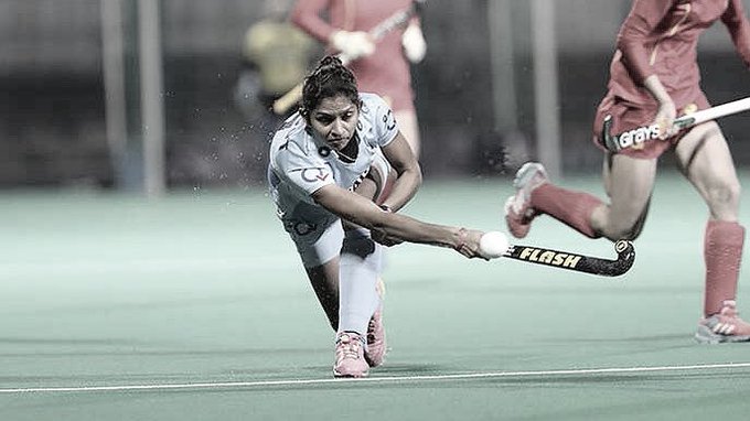 TheTeamPbm's tweet photo. चूल्हे की आँच से
घर के काम काज से
बहुत दूर
हाथ���ं में स्टिक साधे
बॉल के साथ दौड़ती हुई हमारी लड़कियाँ|
#हॉकी
#INDvCHN
#AsiaCup2017
#TeamIndia https://t.co/7FcBYksdkv