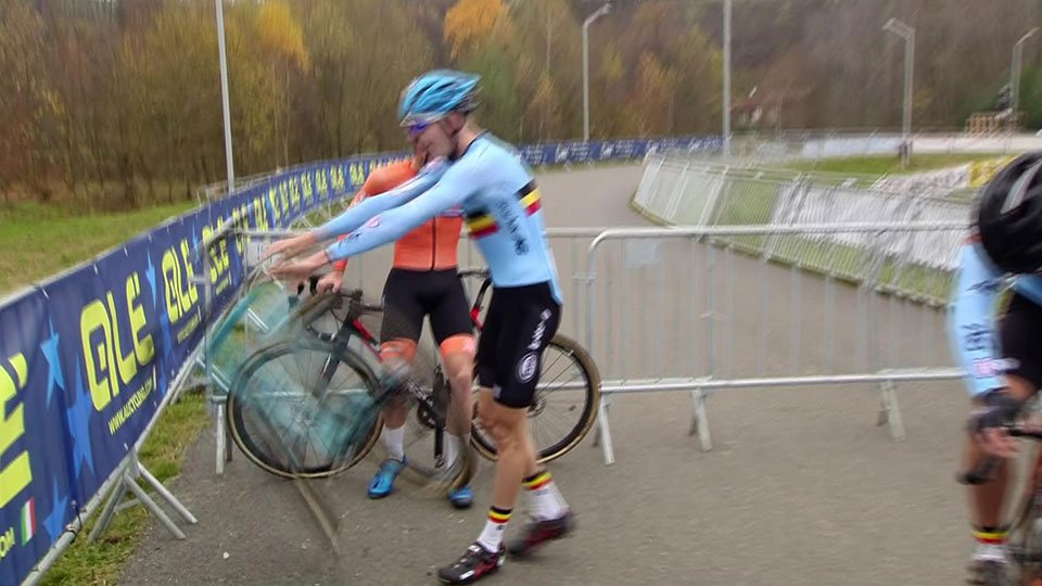 sporza's tweet photo. Vanthourenhout gooit boos zijn fiets weg na verloren sprint #EKTabor https://t.co/0uNfPFaUkb https://t.co/wqQMR861cM
