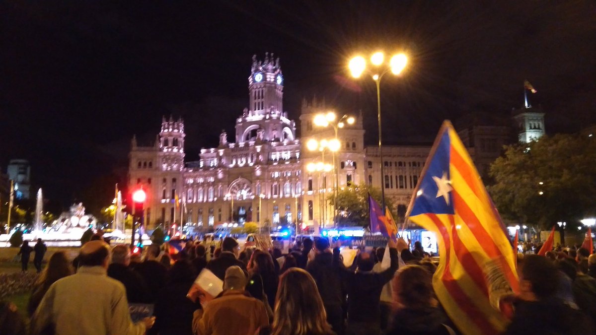 agoraalcor's tweet photo. La gente grita'Madrid está con el pueblo catalán' entre esteladas catalanas y banderas republicanas españolas.Se respira apoyo y solidaridad https://t.co/s1hZQWH9Km