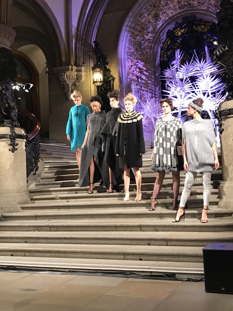 carola_veit's tweet photo. Der #Weltschal zurück im HHer Rathaus: Finissage der Ausstellung über großartiges Integrationsprojekt, mit Mode-Performance #MadeaufVeddel. https://t.co/6w0VqQGuj3