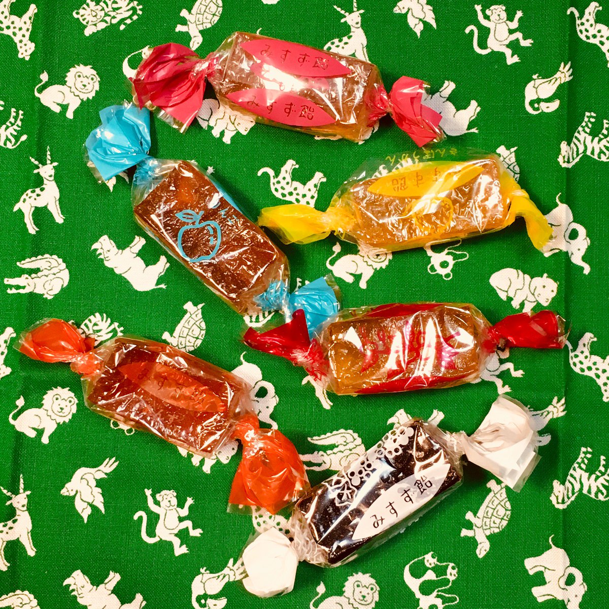 サバさわみ 近所のスーパーでみすず飴 があったので久々に購入 美味しいなぁ 味は梅 あんず りんご ぶどう 桃 三宝柑の6種 包みの色とイラストとフォント全てが可愛い ダイソーで見つけた容器に入れてみたら あらぴったり