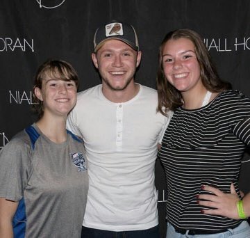 1DUpdateGR's tweet photo. #NEW 📷 Niall backstage with fans during the M&amp;G in Boston, Massachusetts the other night!(Nov 3) #FlickerSessionsBoston https://t.co/fdNIVpH1yG