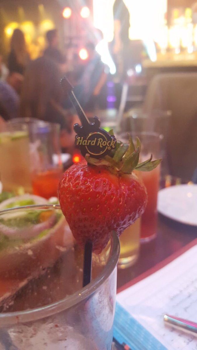 ChefandHotel's tweet photo. En @HardRockChile se realizó la final sudamericana del torneo #Barocker. Participaron 6 bartenders y el chileno … https://t.co/9US5spNn0G https://t.co/XYkXzZhI00