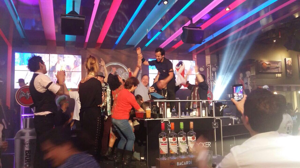 ChefandHotel's tweet photo. En @HardRockChile se realizó la final sudamericana del torneo #Barocker. Participaron 6 bartenders y el chileno … https://t.co/9US5spNn0G https://t.co/XYkXzZhI00