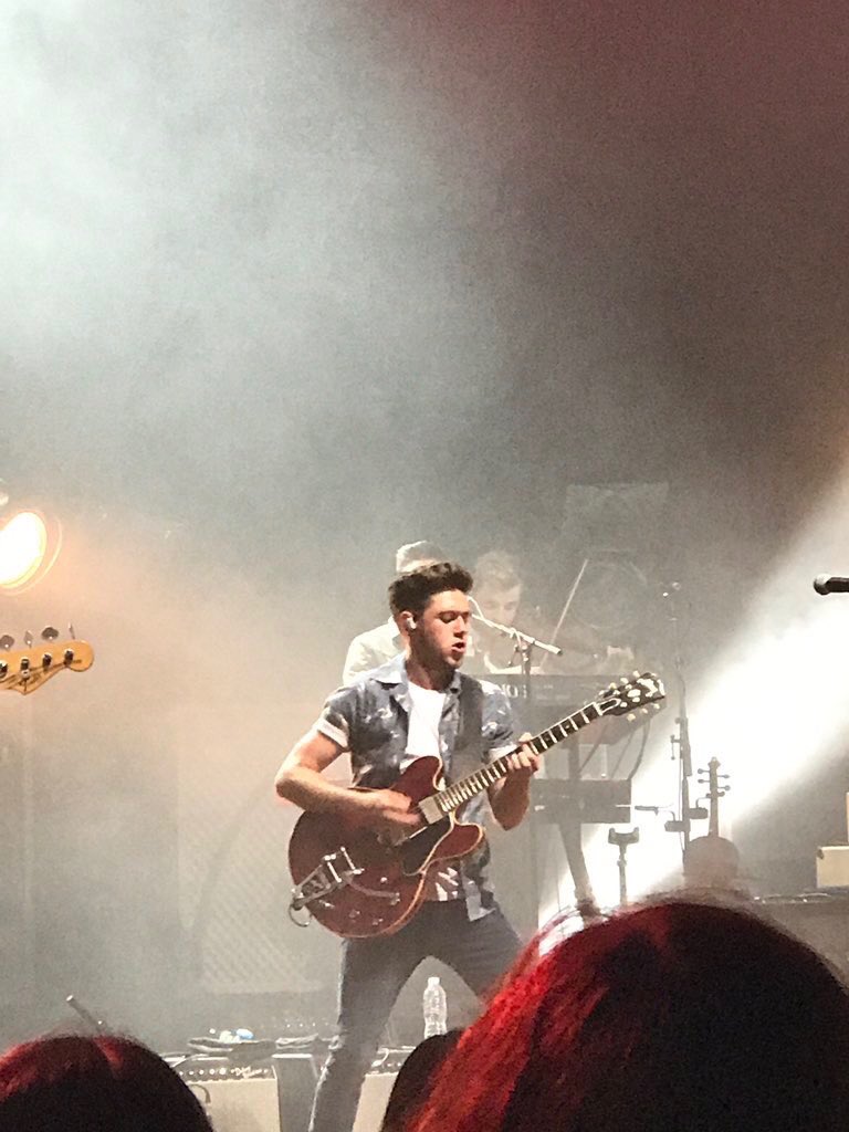 1DUpdateGR's tweet photo. #NEW 📷 Niall on stage in Boston, Massachusetts the other night! #8-11 (Nov 3) #FlickerSessionsBoston https://t.co/rxcQeysMvJ