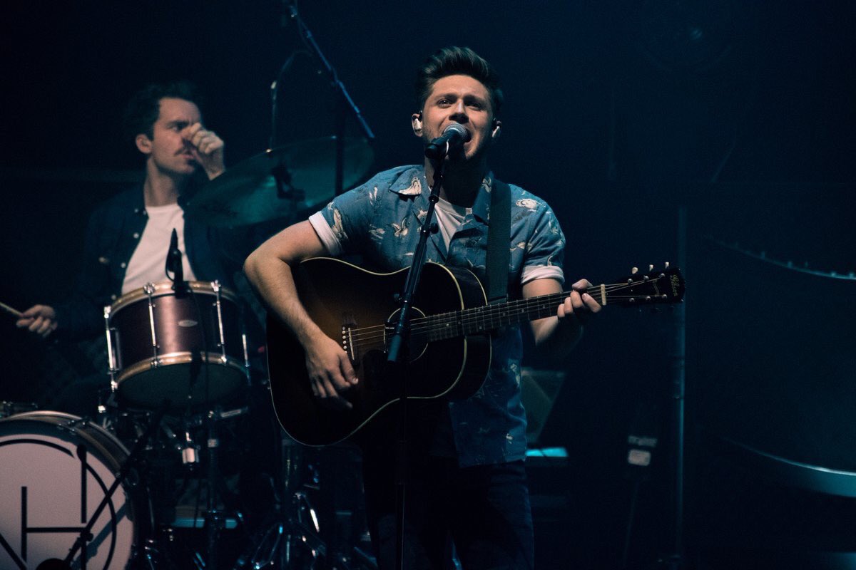1DUpdateGR's tweet photo. #NEW 📷 Niall on stage in Boston, Massachusetts the other night! #12-15 (Nov 3) #FlickerSessionsBoston https://t.co/aancpQ7Trn
