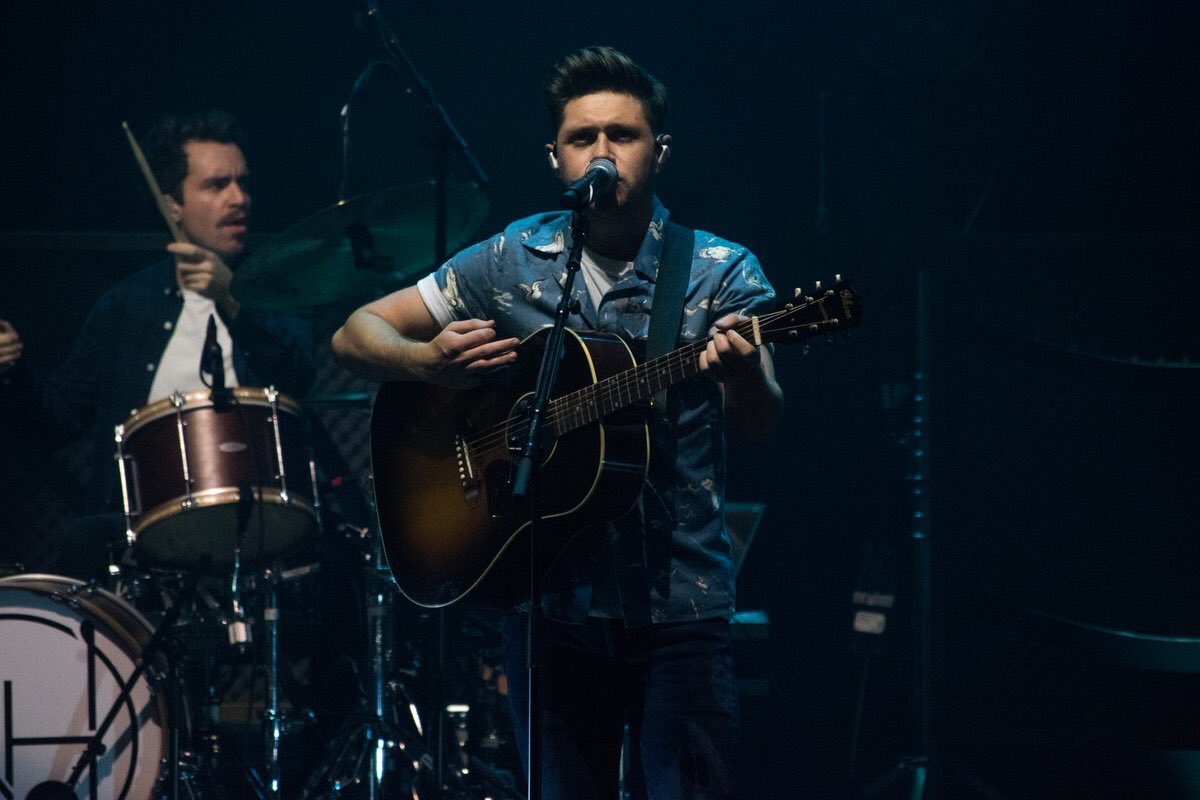 1DUpdateGR's tweet photo. #NEW 📷 Niall on stage in Boston, Massachusetts the other night! #12-15 (Nov 3) #FlickerSessionsBoston https://t.co/aancpQ7Trn