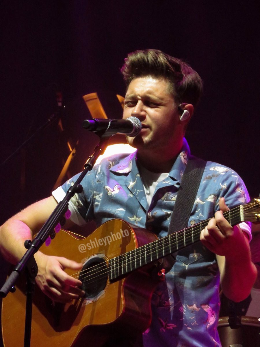 1DUpdateGR's tweet photo. #NEW 📷 Niall on stage in Boston, Massachusetts the other night! #16-19 (Nov 3) #FlickerSessionsBoston https://t.co/l0ZuzEIsQa