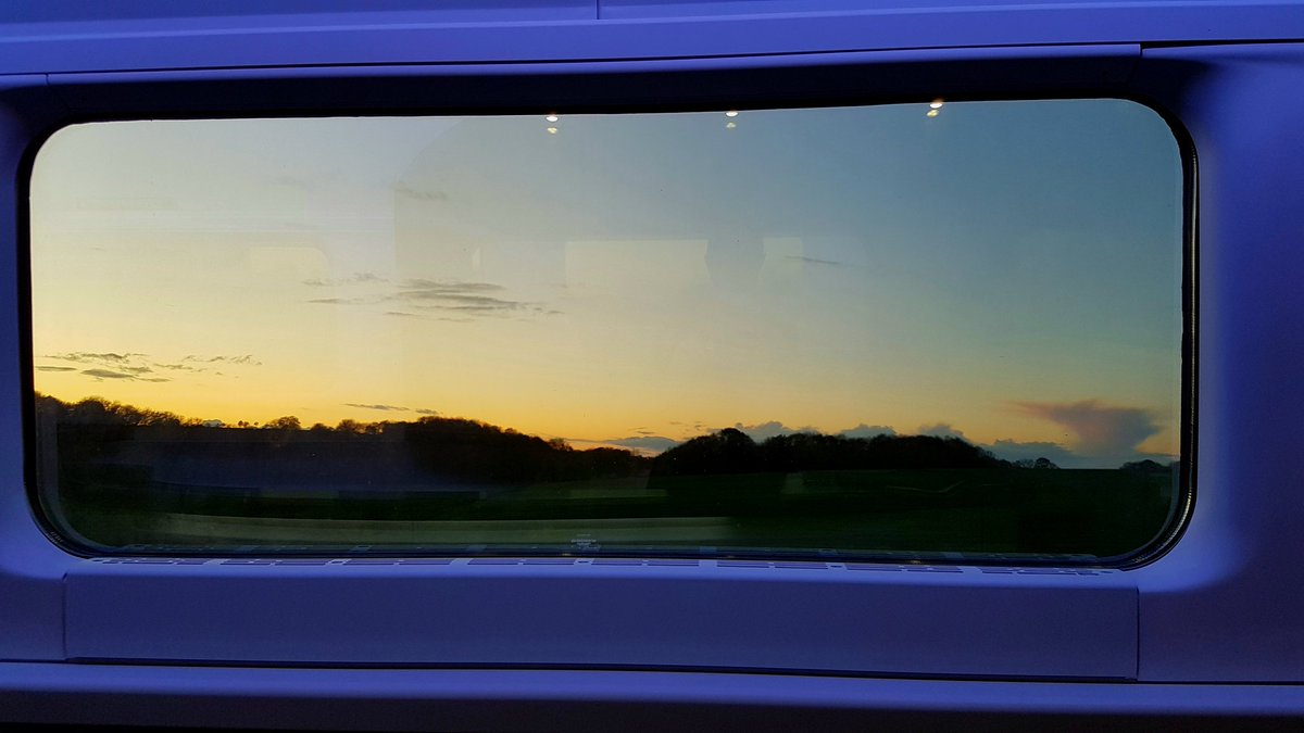 EurostarGeorge's tweet photo. 300km/h #TrainWindowView #ES9045 #Eurostar #Sunset #SundaySunset #France https://t.co/0I5yDQPC2n
