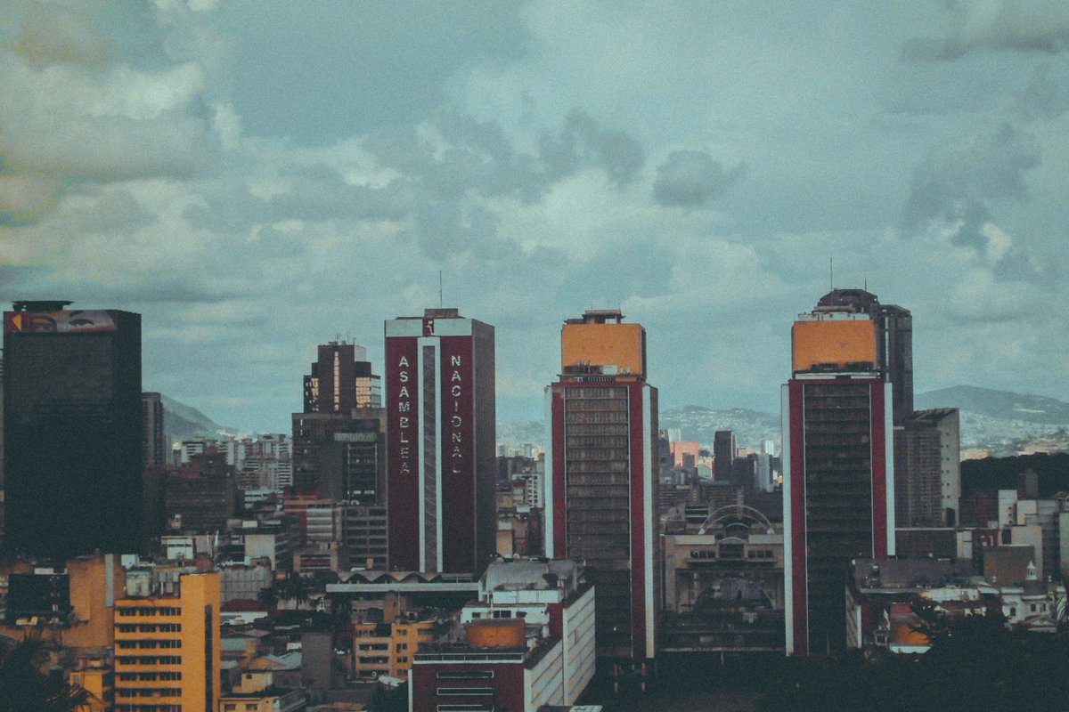 DesdeLaStreet's tweet photo. En dos palabras puedo resumir cuanto he aprendido acerca de la vida: sigue adelante. #Urban #Caracas 🇻🇪

Shot and color by. @ysanogs https://t.co/yGCZQYoA3C