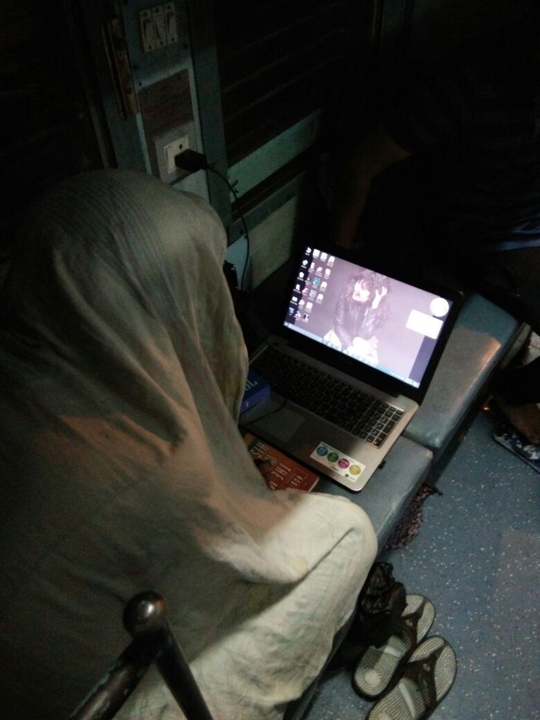 jaydeepsudani22's tweet photo. A #Revolution is Coming 
@ArteesOfficial 

@mangalshree @Shirleyholic On Work ( Staring at @ShirleySetia wallpaper for inspiration 😂 )
Train me bhi nhi maan rha ye #Artist 😝😬🙈

@mourjo @aayushmansinha @ManasKhuman @OnStageTalents https://t.co/kGhIgrgc0M