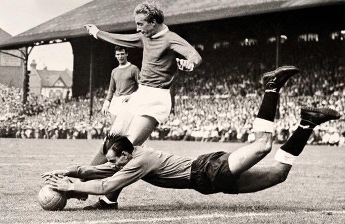 OldFootball11's tweet photo. #ManUnited  v #FulhamFC 2-2 
#DenisLaw and goalkeeper #TonyMacedo
#MUFC #FFC #MUFCvFFC https://t.co/CnSdMgM6ub