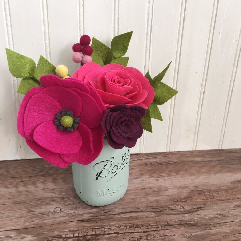 Everyday_Jenny's tweet photo. Practicing felt flowers! #felt #handmadewithjoann #Cricutmade #Cricut https://t.co/xJRIg19Jge