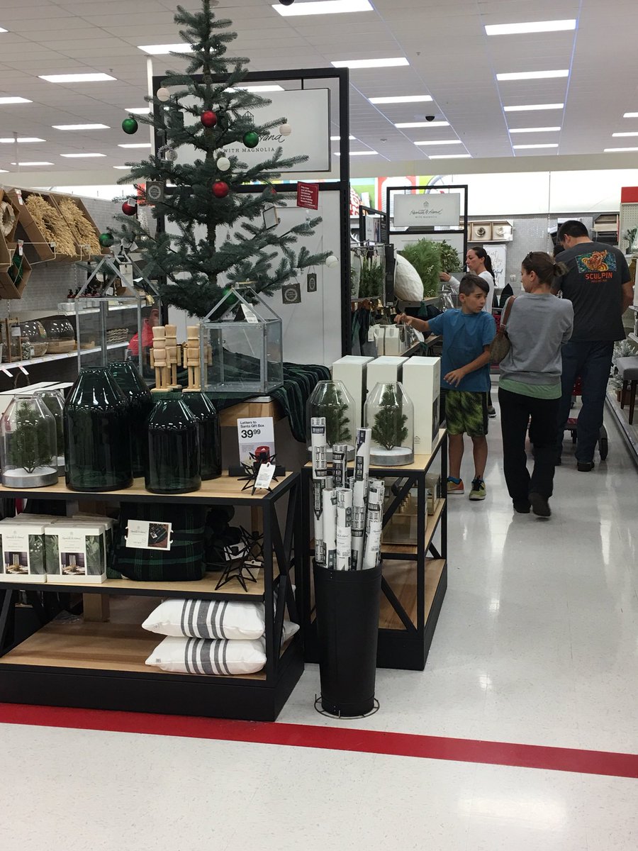 #Hearth&amp;Hand is a hit with our guest! Already having to restock in less than 30mins!💚🖤<a href="/ali_llarenas/">Ali</a> @LanceArauza <a href="/Eustolio/">Eustolio Calderon</a> @tracyacurry1