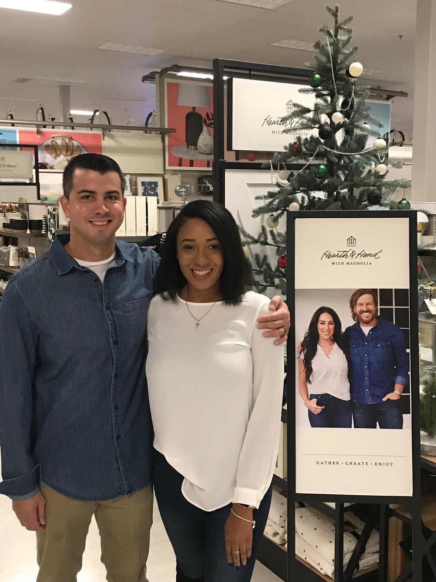 bhrianna_barker's tweet photo. Boss Man @Justin_R_Pina and our VML Staci dressed up as Chip and Joanna! I’m obsessed! 😍🔥 #HearthAndHand #Target @joannagaines @chipgaines https://t.co/it8AVzF9Ei