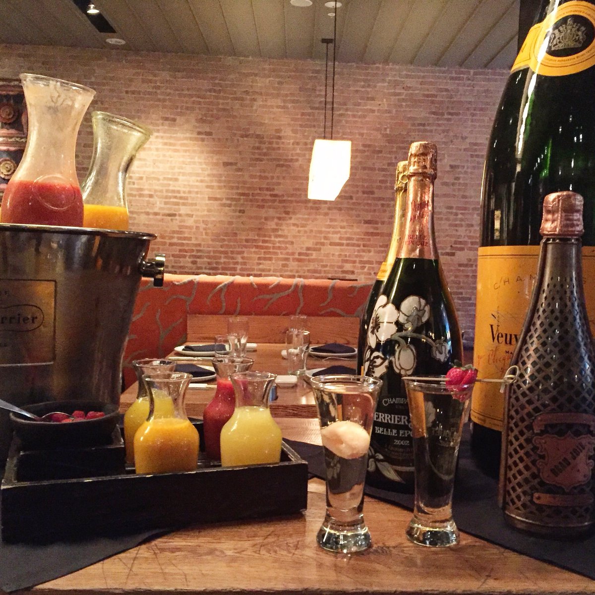Sunda's tweet photo. Whatโs #sundayfunday without #mimosas and brunch! We have #mimosa-kits with assorted juices. #funflavors #bubblesonbubbles https://t.co/onswsr2F4G