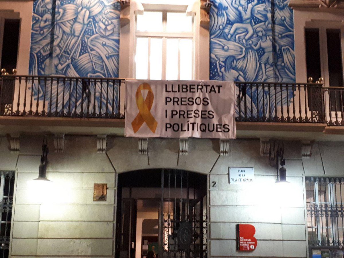 omnium's tweet photo. Els carrers de Gràcia de Barcelona es vesteixen amb llaços grocs per demanar #LlibertatPresosPolítics https://t.co/MdlNnb2G1n