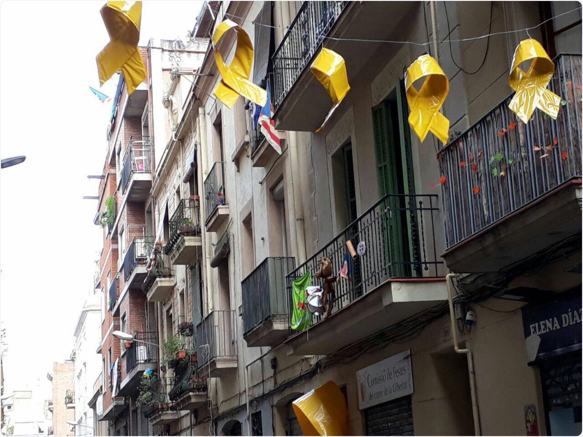 omnium's tweet photo. Els carrers de Gràcia de Barcelona es vesteixen amb llaços grocs per demanar #LlibertatPresosPolítics https://t.co/MdlNnb2G1n