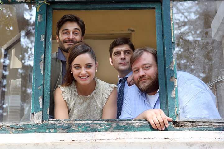 LinoGuanciale's tweet photo. Il 16 novembre si torna al cinema
con #LaCasaDiFamiglia!
Quattro fratelli, un padre in coma e un po' di risate... a brevissimo altre novità! https://t.co/pRe9Kg81V1