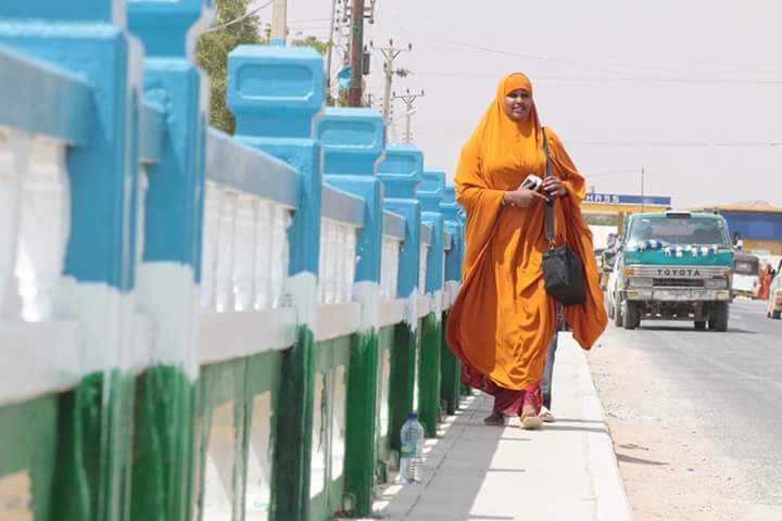 awoodnaa's tweet photo. Our volunteers started paintng #garowe  bridge as part of raising cities beauty.We want better&amp;beautiful city. 
#WaaAwoodnaa #bridgepainting https://t.co/kcrTSkA8cQ