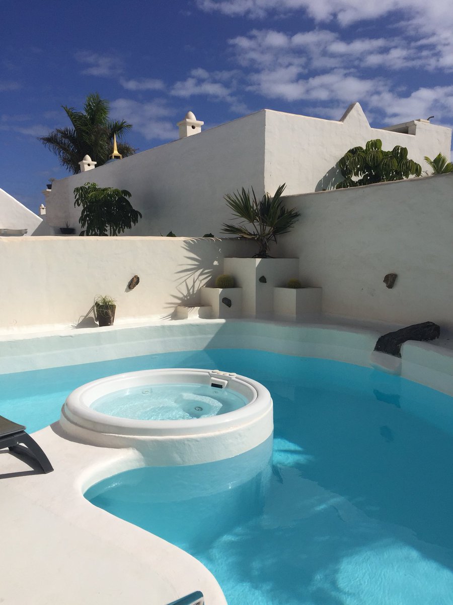 thorpeyork's tweet photo. We’ve had such a great time. Thanks #lovebahiazul #anniversary #10years #fuerteventura #sixpoorfolk #6pf @sixpoorfolk https://t.co/CQSFlhOhyE