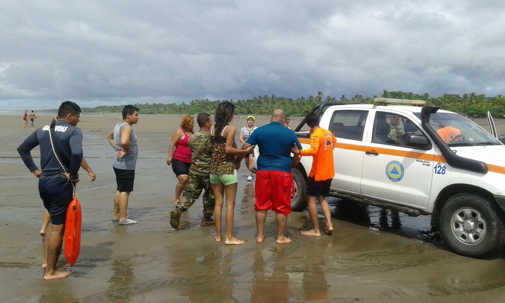 TReporta's tweet photo. Un adulto de 35 años fue rescatado con vida en playa Las Lajas. #FTCAyuda @donderisja #TReporta @Sinaproc_Panama https://t.co/fRR48b47bg