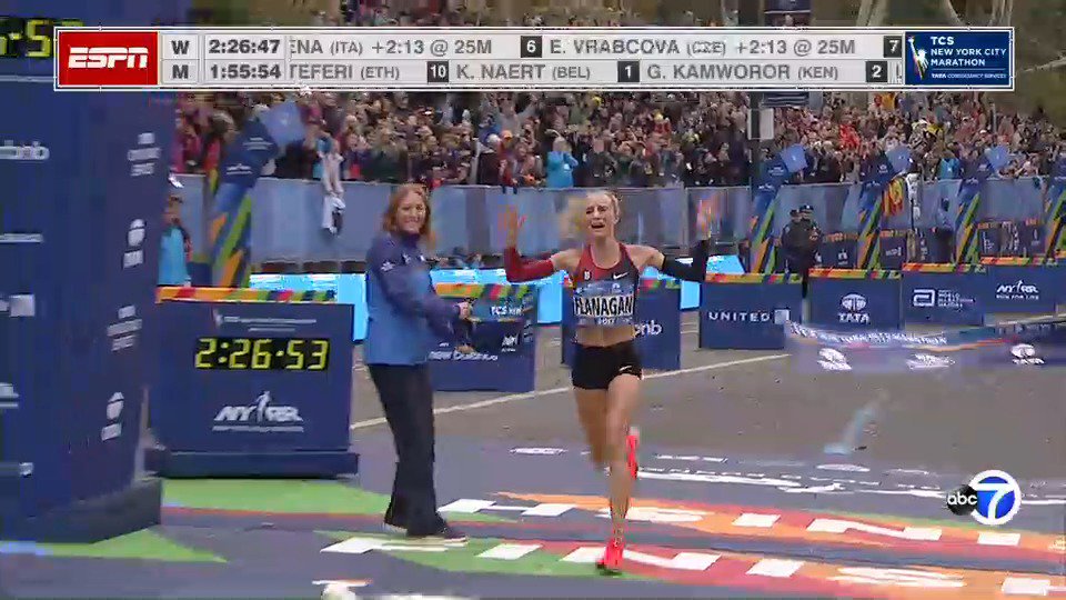 NYDailyNews's tweet photo. @ShalaneFlanagan @nycmarathon SHE DID IT! @ShalaneFlanagan wins the 2017 #TCSNYCMarathon, the first American woman to win since 1977 https://t.co/J6H3mdkhhI https://t.co/4zS3IWj9nh
