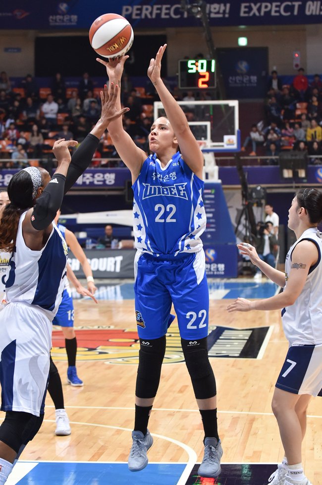 CoachRookie's tweet photo. Natalie Achonwa #WNBAOverseas #WKBL #Wibee #WNBA #IndianaFever https://t.co/cH7dCB25fA