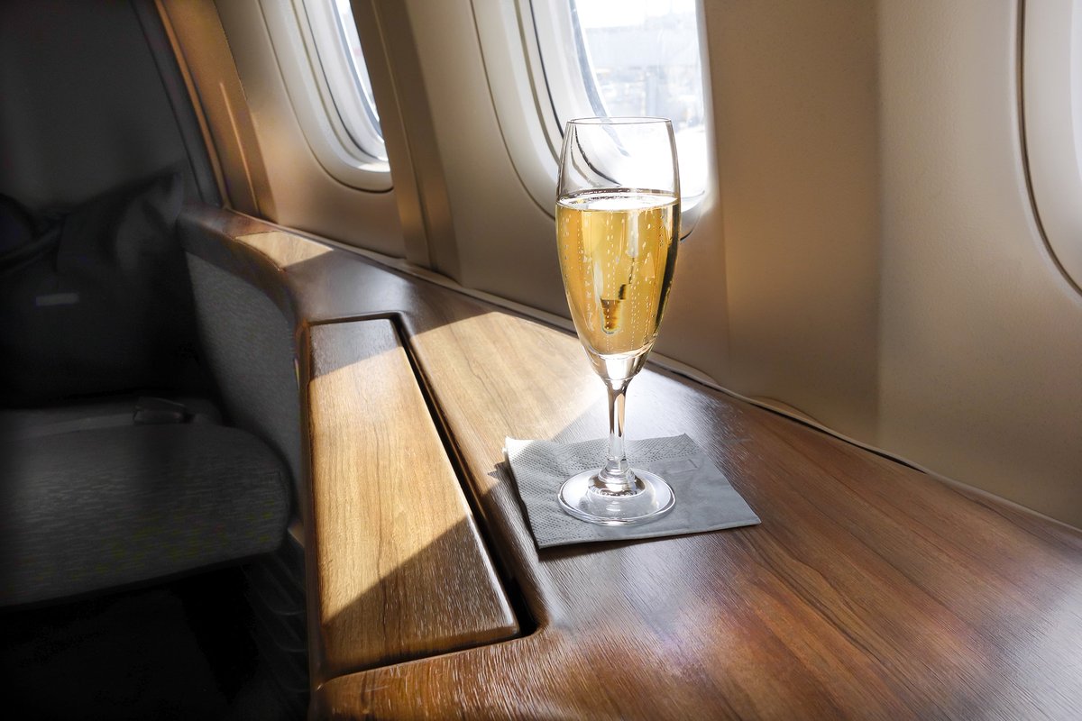 business's tweet photo. Here's how to make people treat you as if you're in first class... even when you're not https://t.co/234Gm6KPPm https://t.co/rWJE776utx