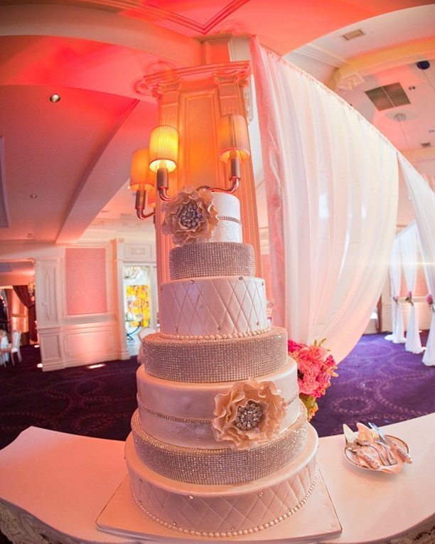 RentMyWedding's tweet photo. Gorg #cake! Love the fab #backdrop + #uplight lighting in the back! Great photo via #contemporarybride https://t.co/CW8x0E3I8b