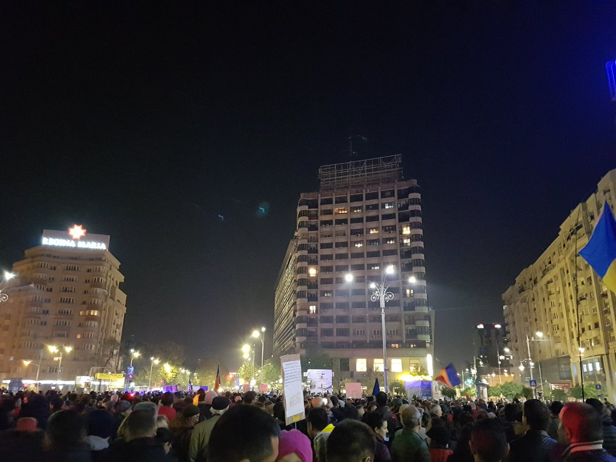 ElenaCalistru's tweet photo. Thousands gathered in Bucharest against justice and fiscal proposals. The main message: "we don't want to be a nation of thieves" #rezist https://t.co/sZKpyDjjSk