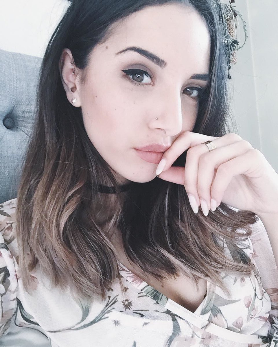 thebabybellz's tweet photo. i'm being scolded for the fact that i haven't posted a selfie https://t.co/2MU9ptcNzx