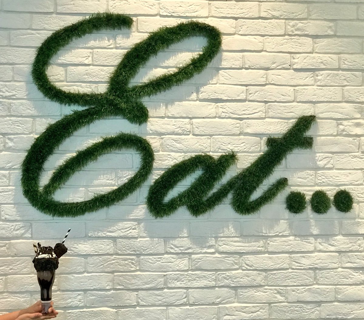 JoBrettAD's tweet photo. Veggie burgers and freak shakes at #cafe302 located at @AlMahaArjaan🍔 #veggieburgers #vegetarian #vegetarianmenu #dine #almahaarjaanbyrotana #rotanahotels #abudhabi #uae https://t.co/3Bl8ASigfJ