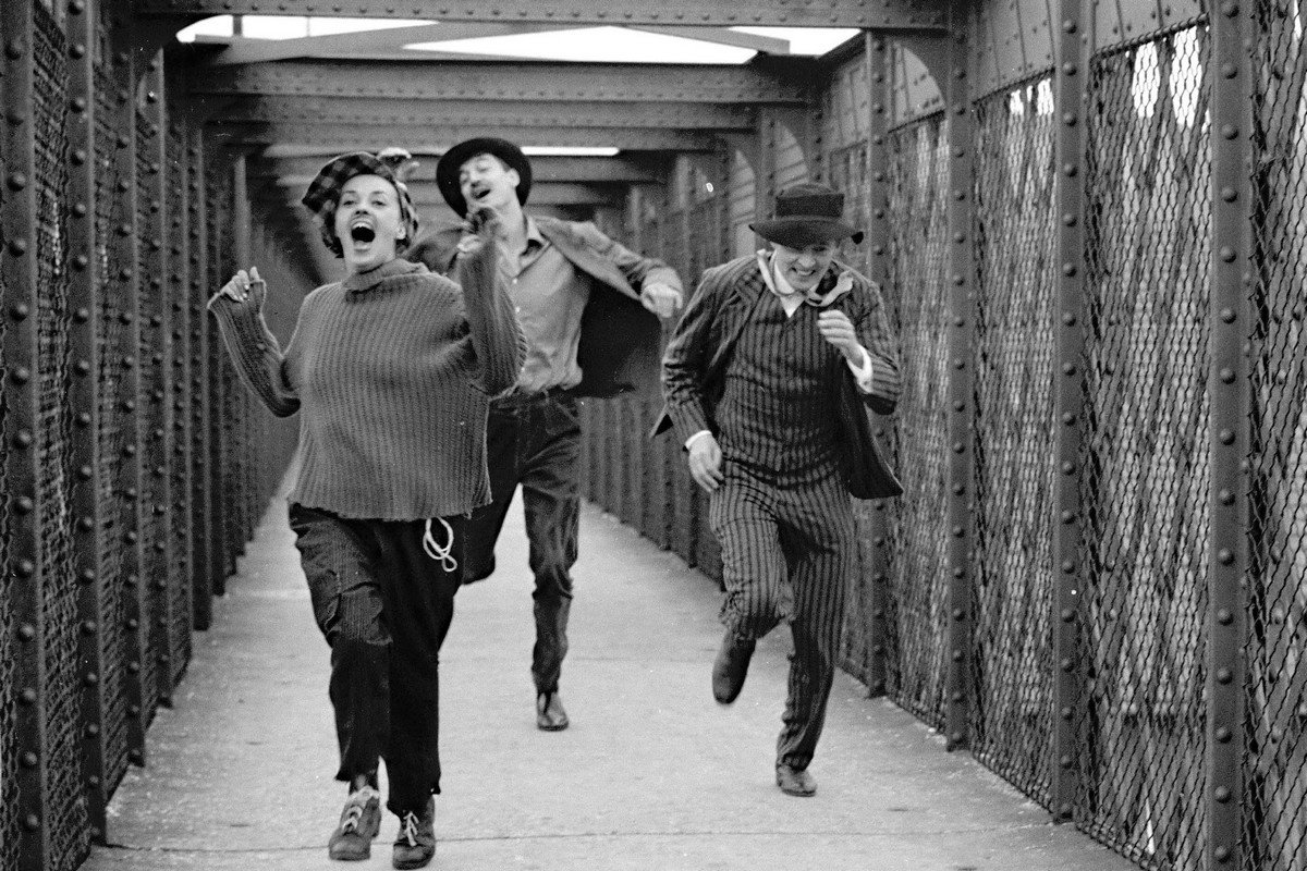 .

"boya bitti. yine, anarşistler imla bilmiyor diyecekler". ...
 Jules et Jim, François Truffaut, 1962

.

            iyi geceler

.