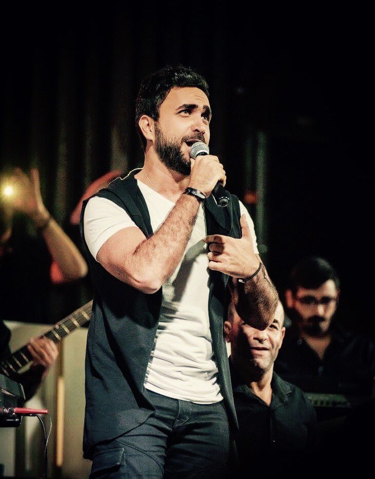 naderalatat's tweet photo. Where words leave off, music begins..🎤🤞🏻
https://t.co/8ambbxi5Bf
#Betra2es3youni #NaderAlAtat #XRayProduction
#بترقص_عيوني https://t.co/fCE3kytqnq