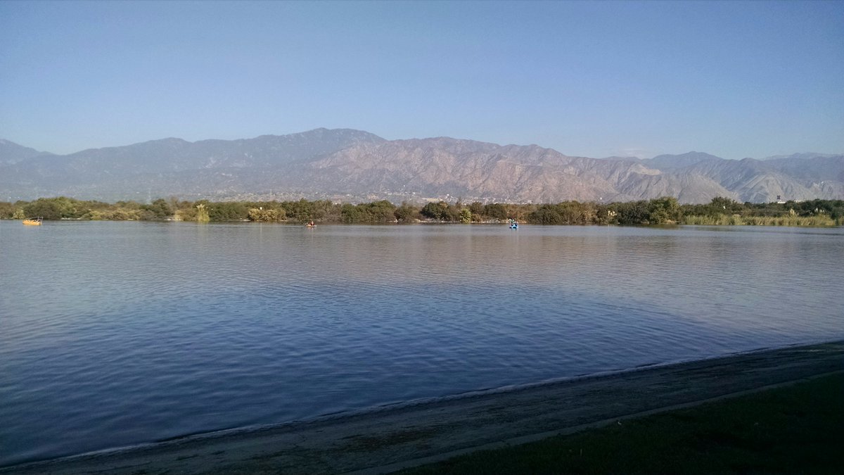 Argentrose1's tweet photo. Day 132
Dreaming mountains sleep
Under a blue sky—waiting
For Winter’s first kiss.
~~ Argentrose ~~
#haiku #SantaFeDamn #Beautiful #SoCal https://t.co/7E7cHaVZc6