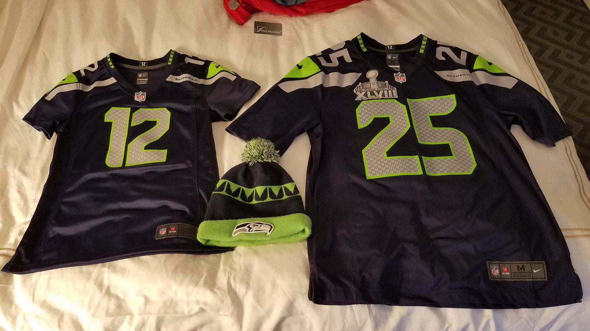 Tha_Real_DMoney's tweet photo. Jerseys = β
Toque = β
Closing in on game time = β
β
#GoHawks #RainyAF #ColdAF #Wifes1stgame @rkaria24 @Seahawks @RSherman_25 #12thMan https://t.co/7a6YUgPtgO
