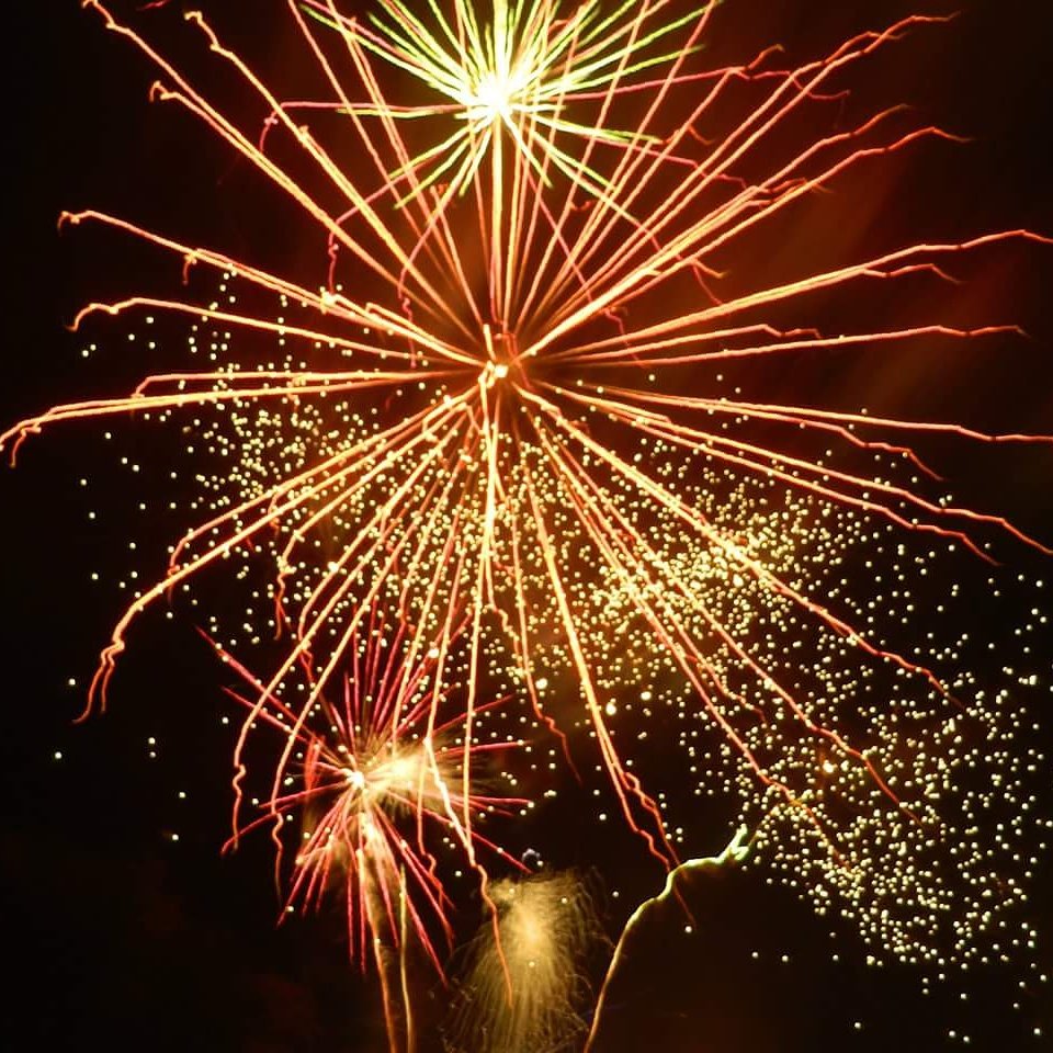 Farfalla_UK's tweet photo. #BonfireNight #Bonfire #fireworks #fireworksnight #5thOfNovember #Gunpowder #Treason #plot #Sundaynight #sparklers #bangers #Farfalla_UK https://t.co/YFksyqxdjs
