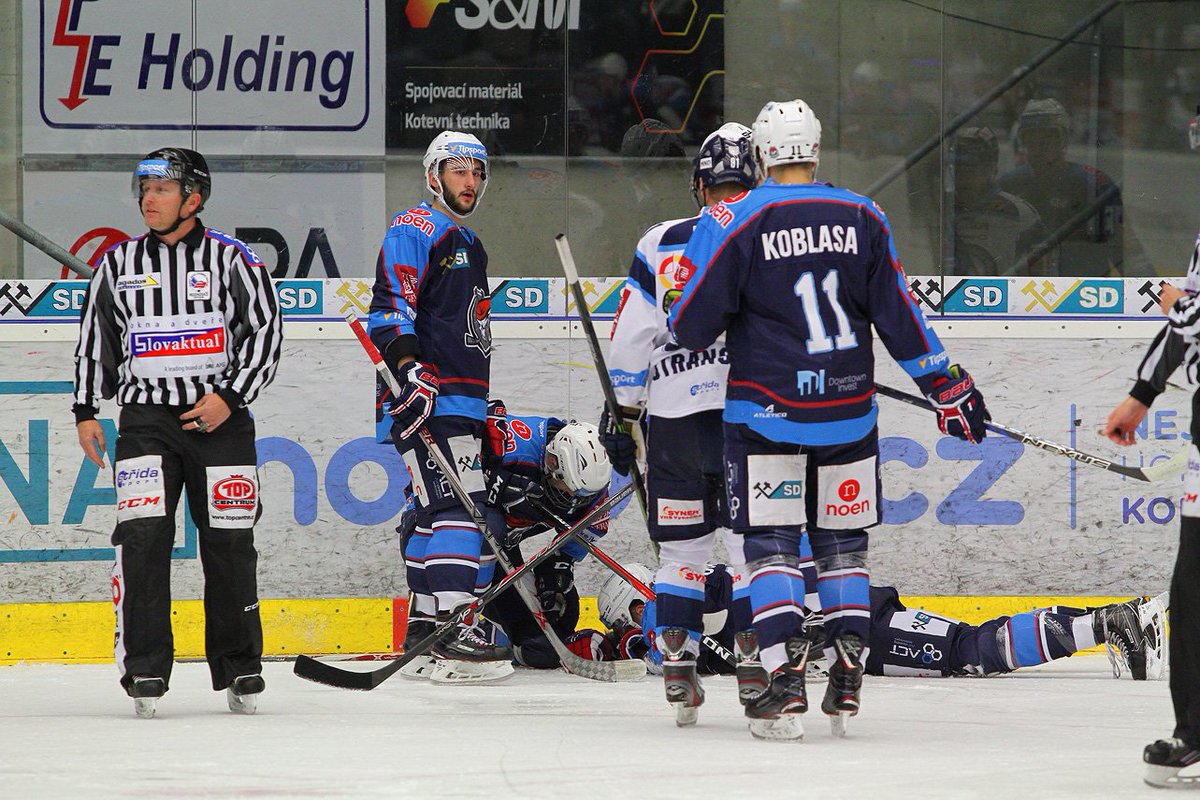 PiratiChomutov's tweet photo. .@flem04 schytal během souboje s @bilitygrilbc spoustu ran. Ty „pomstil“ gólem 🚨 na 1⃣:0⃣, který v konečném účtování znamenal bod. #CHMvLIB https://t.co/GkbAm3akGf