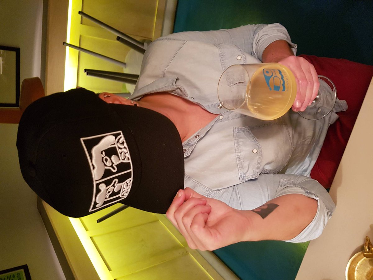 We have some swag at the bar. We have hats to sell.
.
Tenemos gorras a la venta. No seas el único sin ella.