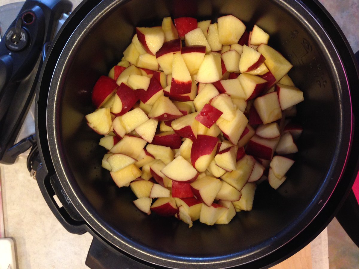 HRHTQueen's tweet photo. Organically grown apples from the Tukey orchard + apple pie spice + a pressure cooker = applesauce & a fragrant home. #MyExtraHour #GoCougs https://t.co/MOe1WLJNMC