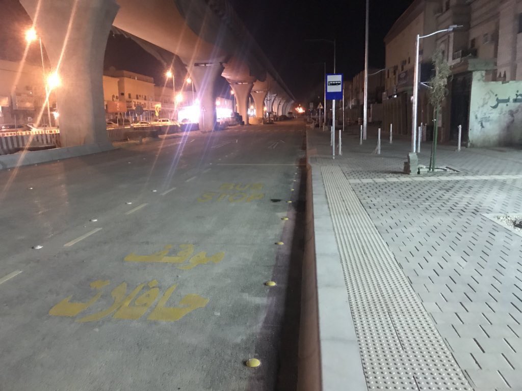 SaudiProject's tweet image. الأرصفة الحالية المنفذه على جانبي طريق خديجة بنت خويلد ضمن #مشروع_الملك_عبدالعزيز_للنقل_العام وتظهر الوحات والمواقف الخاصة لـ #حافلات_الرياض