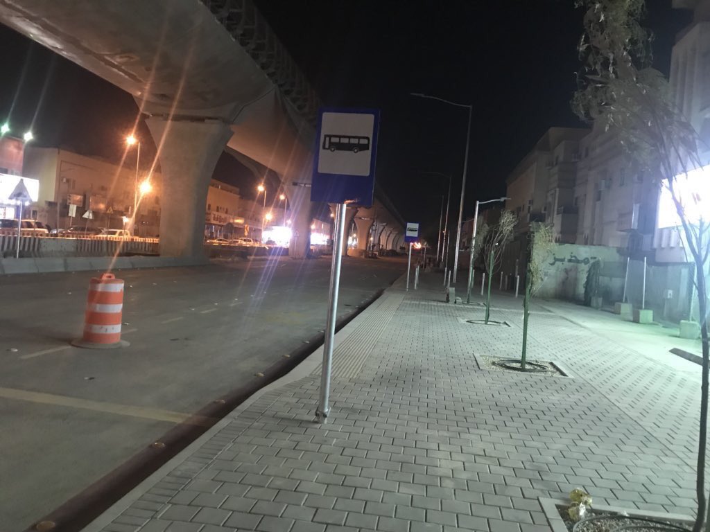 SaudiProject's tweet image. الأرصفة الحالية المنفذه على جانبي طريق خديجة بنت خويلد ضمن #مشروع_الملك_عبدالعزيز_للنقل_العام وتظهر الوحات والمواقف الخاصة لـ #حافلات_الرياض