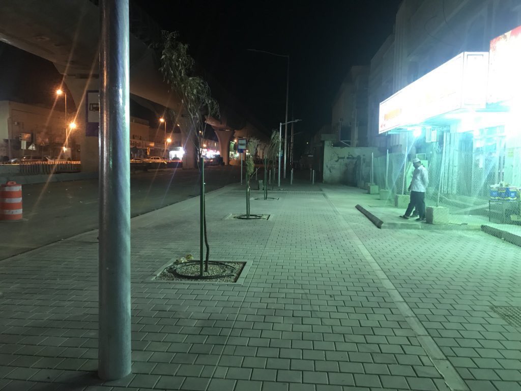 SaudiProject's tweet image. الأرصفة الحالية المنفذه على جانبي طريق خديجة بنت خويلد ضمن #مشروع_الملك_عبدالعزيز_للنقل_العام وتظهر الوحات والمواقف الخاصة لـ #حافلات_الرياض