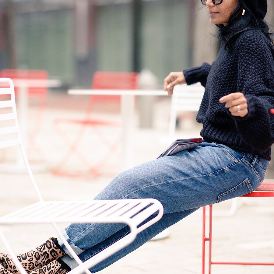 petitestyle's tweet image. Lazy Sundays in the comfiest jeans from @UniqloUSA and slouchy sweater bit.ly/2AdXm19 #weekenddenim #jeans