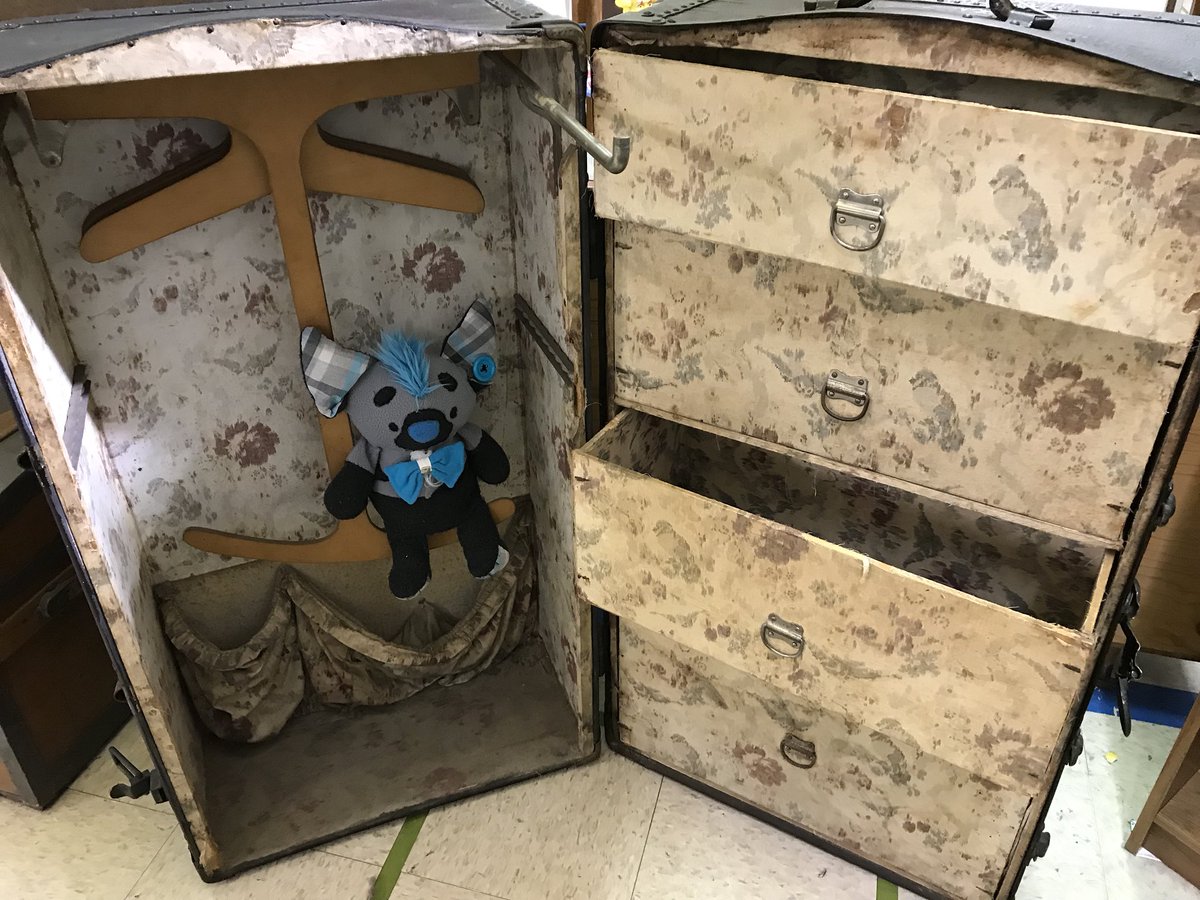 MADSHYARTS's tweet photo. And of course my buddy Mini Mav was with me on my Antique shop adventure lol . #buttonpup #MiniMav https://t.co/zq11nGTGLp