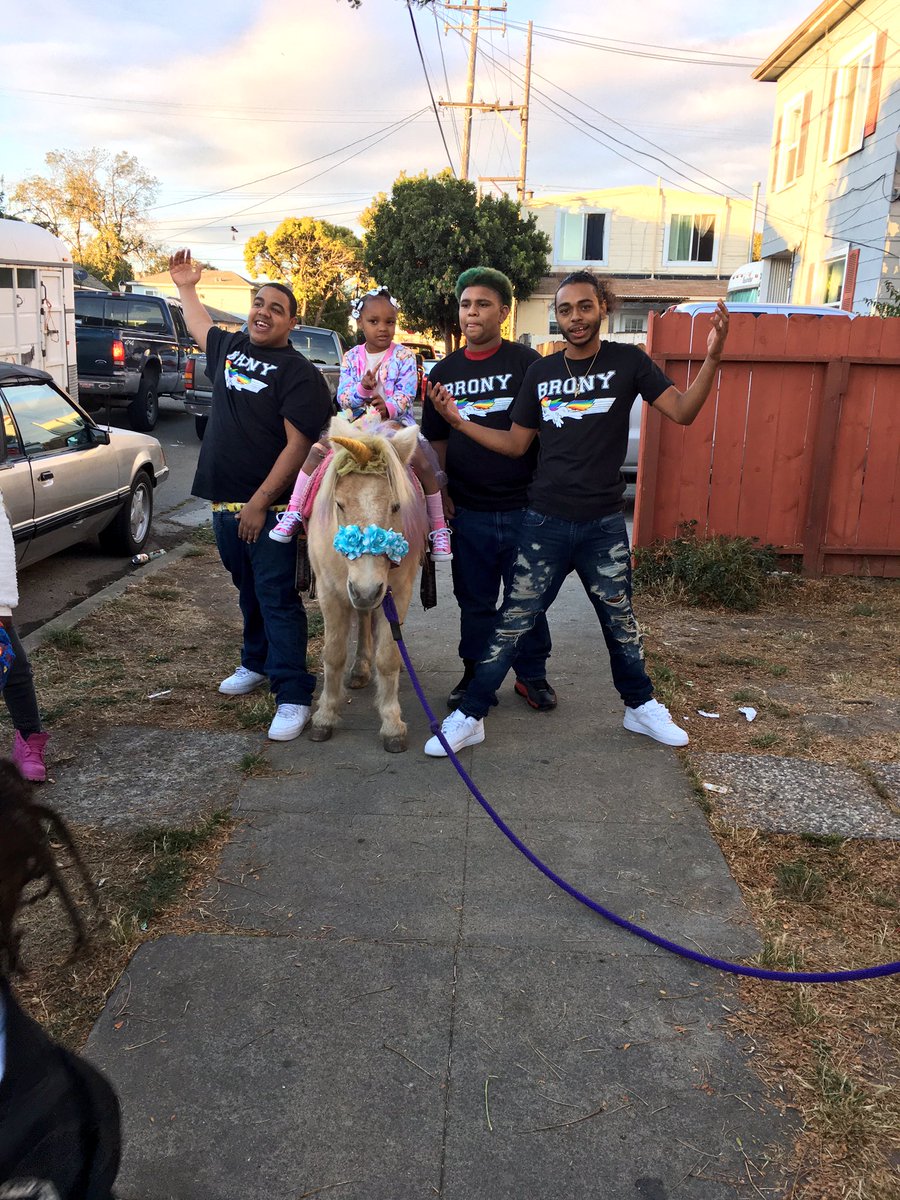 10PieceTone's tweet photo. And They Ask Me Who I Do It For 
#OtherSide #MurdahGang #MoeBetta #4thChapter #MyLilPony 🤷🏽‍♂️🦄 https://t.co/Mx5pOmOMSb
